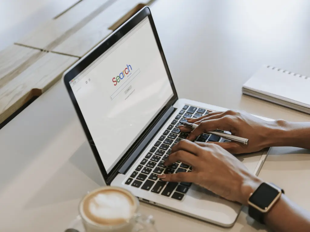 Person tippt auf einem Laptop mit geöffneter Suchmaschine – Symbolbild für Suchmaschinen und SEO-Recherche.
